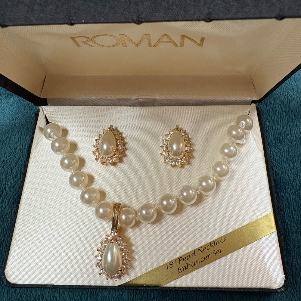 New! Pearl necklace and earrings set